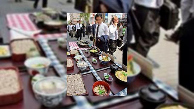 <b>Telefonul mobil te ajuta sa slabesti - dieta mobila</b>Ati putea rezista 3 zile fara felul de mancare preferat? Aceasta este intrebarea la care trebuie sa raspunda numeroase persoane din Japonia, datorita unui nou program nutritional lansat intr-o varianta mobila. Tara insulara este "capitala" neoficiala a...