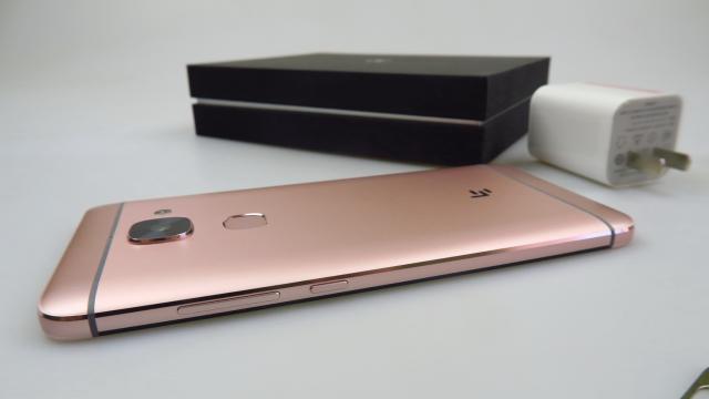 <b>LeEco Le Max 2: Bateria nu e turată la maxim ca restul hardware-ului</b>Când vezi un telefon cu ecran de 5.7 inch, rezoluţie Quad HD, procesor Snapdragon 820 şi 6 GB RAM, îţi imaginezi că ele primesc o alimentare foarte solidă. Totuşi din start capacitatea de 3100 mAh pare suspectă pe LeEco Le Max 2..