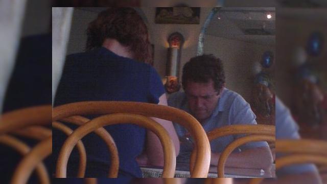 <b>Am gasit un iPhone!</b>Oare exista alti oameni in afara de Steve Jobs care poseda un iPhone? Raspunsul la aceasta intrebare este "Poate..." si avem si imaginea de mai jos ca dovada, desi este destul de neclara. Poza a fost facuta de un editor al blogului Geeknuz la un...