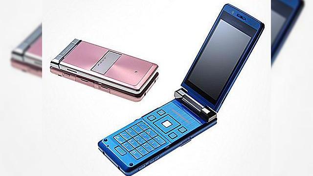 <b>Sharp FOMA SH904i lansat!</b>NTT DoCoMO tocmai a lansat Sharp FOMA SH904i, un terminal mobil care ruleaza sistemul de operare Symbian si foloseste platforma MOAP. Avem de-a face cu un telefon de tip clamshell, care adopta un design dreptunghiular devenind fie un hit, fie un esec...