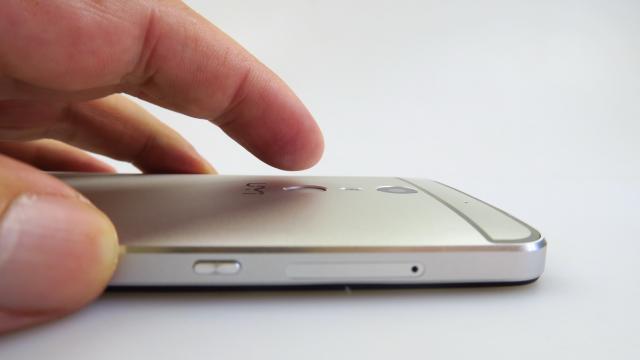 <b>UMi Max: Design masiv, dar solid; LED-ul de notificări cucereşte</b>UMi Max are deja clasica diagonală de 5.5 inch şi aduce un design masiv din metal. E mare şi greu, la aproximativ 200 de grame pe cântar (unele surse/retaileri afirma ca e vorba de 185 de grame) şi se remarcă din start prin acel “buton Home” care pulsează