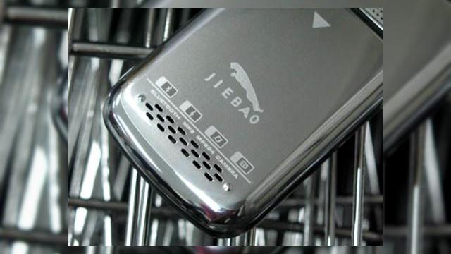 <b>Hopa! Telefon marca Jaguar, binenteles fals...</b>Dupa telefonul neoficial Porsche Cayenne, a venit momentul sa privim acest terminal (evident neoficial), branduit cu insemnul celor de la Jaguar. Pe numele sau, Jiebao, terminalul poarta logo-ul Jaguar pe spatele sau, iar la capitolul dotari tehnice, el...