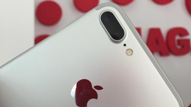 <b>iPhone 7 Plus a ajuns la showroom-ul evoMAG.ro, împreună cu primul lot iPhone 7!</b>Pe 23 septembrie, practic acum e ziua cea mare, când majoritatea retailerilor şi operatorilor de la noi vor începe livrările de modele iPhone 7 în ţara noastră, iar evoMAG.ro s-a mişcat rapid. Au postat deja pe Facebook fotografii cu modele iPhone 7 Plus