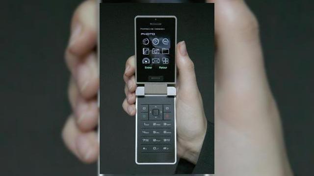 <b>Telefonul concept Porsche Phone P9521, doar un vis</b>Cei de la Porsche probabil s-au plictisit sa lansese masini sport, intrand pe piata telefoanelor mobile, sau cel putin asa pare, cand privim conceptul din imaginea urmatoare: P9521 este un terminal de tip clamshell, opera a celor de la Porsche (in caz ca...