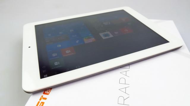 <b>Teclast X98 Plus II Unboxing: tabletă de 9.7 inch dual boot, cu muchii late (Video)</b>Iată-ne şi cu un produs Teclast în teste şi era păcat să nu abordăm şi terminale ale acestei companii, una dintre cele mai active pe piaţa de tablete din China. Device-ul poartă numele de Teclast X98 Plus II şi e scos din cutie mai jos. Costă 174..