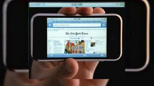 <b>A patra reclama iPhone a vazut lumina zilei</b>Tipul cu mainile magice s-a pus din nou pe treaba. Noua reclama iPhone, a patra din serie, a aparut azi pe MSNBC. In momentul de fata, sunt disponibile trei reclame la iPhone pe site-ul web al Apple. De data aceasta, am aflat ca Internet-ul de pe iPhone...