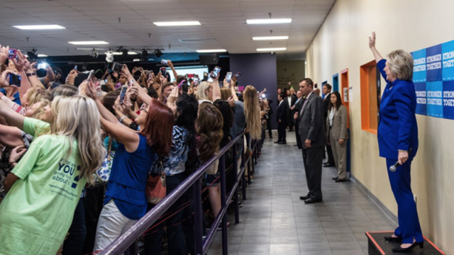 <b>Fotografia zilei: Hillary Clinton tratată cu spatele pentru un mega selfie în grup</b>Din seria 'Fotografia zilei' vedem astăzi o imagine cu totul și cu totul inedită în care la loc de cinste se află chiar Hillary Clinton - candidat la președinția SUA. Este vorba despre un selfie de grup uriaș, grup ce îi întoarce spatele lui Hillary