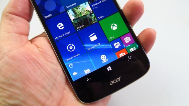 <b>Acer Liquid Jade Primo: OS, UI, aplicaţii îmbătrânite prematur</b>Ni se pare foarte familiară experienţa de utilizare a lui Acer Liquid Jade Primo, mai ales că am testat recent şi telefonul Microsoft Lumia 950 XL, care vine tot cu Windows 10 Mobile. Totuşi, există şi câteva lipsuri faţă de funcţionalitatea acelui device