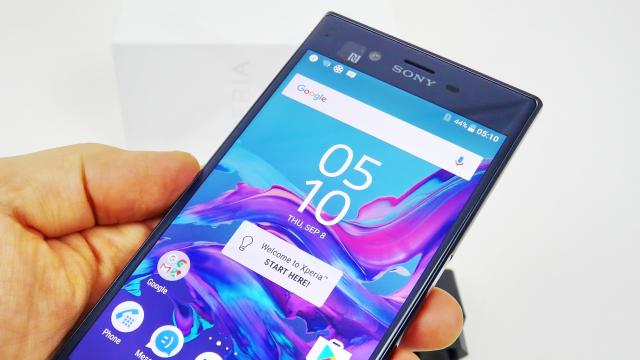 <b>Sony Xperia XZ Unboxing + căşti Sony MDR-XB850BT: flagship de toamnă cu super cameră scos din cutie la Mobilissimo.ro (Video)</b>La începutul acestei luni la IFA 2016 debutau două telefoane Sony foarte interesante, în special prin prisma camerelor lor revoluţionare, cu tehnologii noi, precum stabilizarea pe 5 axe. E vorba despre Sony Xperia XZ şi Xperia X Compact, iar ambele au..