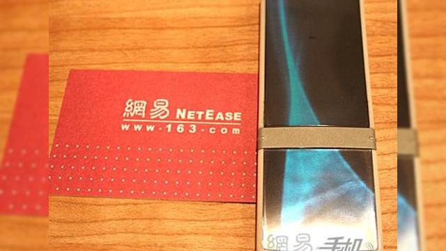 <b>Conceptul Nokia Aeon, "in carne si oase"</b>Cu sufletul la gura inaintea de marele anunt de maine al celor de la Sony Ericsson asteptam si o mutare din partea celor de la Nokia, poate si un eventual rival pentru iPhone, dotat cu touchscreen. In imaginea de mai sus avem telefonul-concept Aeon si rar...