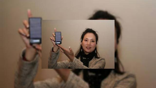 <b>China dezvolta primul terminal alimentat cu energie solara</b>Imaginea de mai jos ne prezinta telefonul mobil HTW S116 cu alimentare de la energia solara, dezvoltat de Hi-Tech Wealth, cu sediul in Beijing. Compania din China declara ca a dezvoltat un telefon mobil care foloseste energia solara pentru a se reincarca...