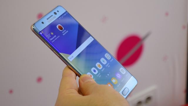 <b>Aproximativ 90% dintre utilizatorii de Galaxy Note 7 au ales înlocuirea produsului în schimbul rambursării banilor dați pe device </b>La aproximativ o lună de la startul programului de înlocuire a modelelor Samsung Galaxy Note 7 ce prezentau riscul de explozie a bateriei, iată că firma sud-coreeană revine cu informații oficiale cu privire la succesul aceste inițiative. Aflăm faptul că