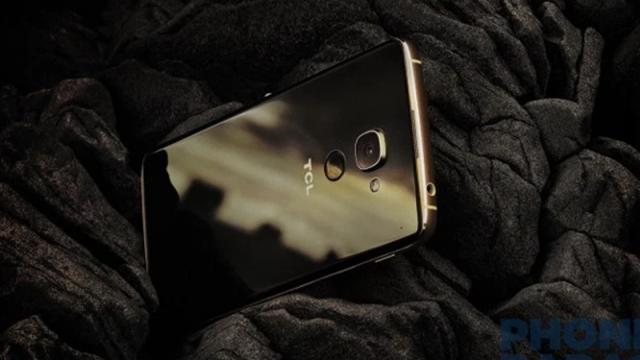 <b>TCL anunţă oficial telefonul flagship TCL 950, cu procesor Snapragon 820 şi difuzoare stereo; E un BlackBerry DTEK60 rebranduit</b>Din partea producătorului chinez TCL vine astăzi un nou smartphone pe piață, și anume modelul TCL 950 pe care îl puteți vedea în imaginea de mai jos. Acesta este așteptat să ajungă comercial și sub branding BlackBerry drept DTEK60 - model despre care am