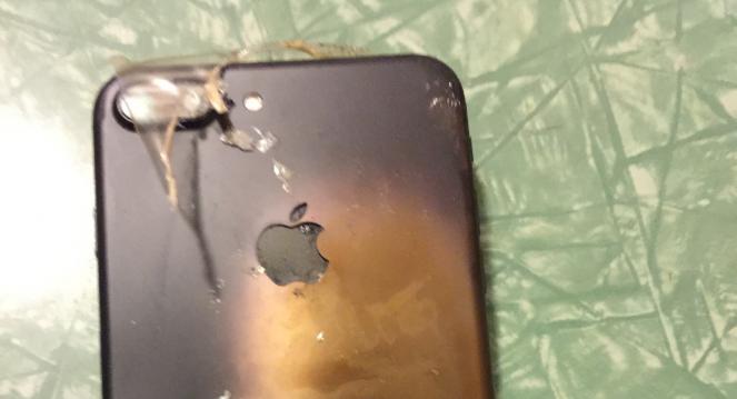 <b>Boom! Un iPhone 7 ar fi explodat în vreme ce era livrat spre client</b>Iată că nu doar Samsung se confruntă cu problema terminalelor ce explodează, ci și Apple. Aparent, un iPhone 7 ar fi explodat în timp ce era livrat către client - situație care are de-a face cel mai probabil cu modul în care produsul a fost manipulat de 