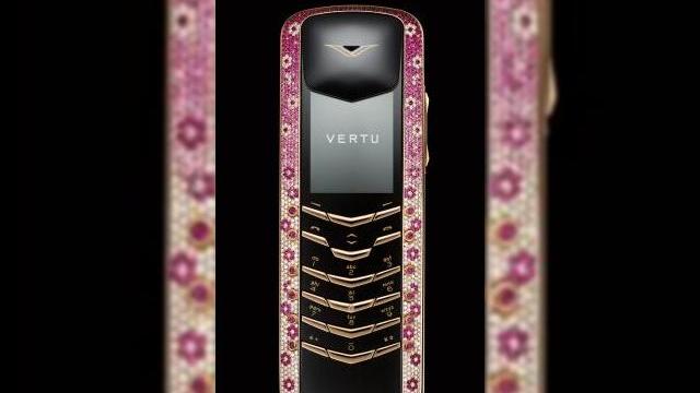 <b>Vertu Pink Diamond - telefonul cu diamante</b>Vertu tocmai a prezentat publicului cel mai nou terminal, Pink Diamond Signature, impodobit cu diamante si tintind catre persoane cu multe zerouri in coada contului bancar. Cei ce adora diamantele vor fi incantati de designul lui Pink Diamond, care...