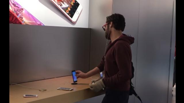 <b>Clientul nemulţumit al lunii: Un francez distruge câteva produse dintr-un Apple Store cu o bilă de oţel (Video)</b>Dăm astăzi peste un clip mai neobișnuit filmat în cadrul unui Apple Store din Franța. Vedem aici un client extrem de nervos ce distruge toate dispozitivele Apple pe care le întâlnește în cale, dar nu oricum, ci cu o bilă de fier pe care o vedem de obicei
