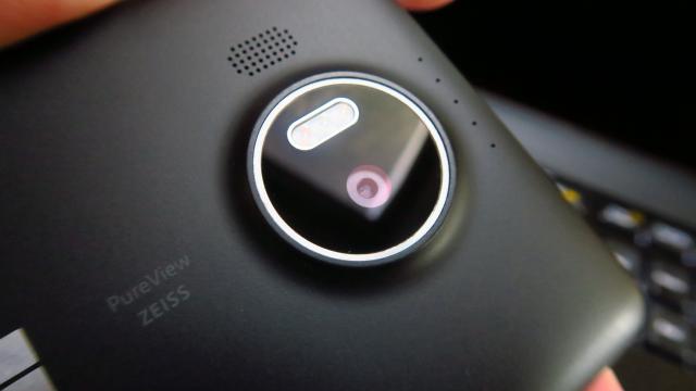 <b>Microsoft Lumia 950 XL: Cameră cu detalii bune şi zoom capabil, departe totuşi de moştenirea Pureview/ Zeiss</b>Ce ar fi o recenzie de Lumia fără o analiză pertinenta a camerei? E ca şi cum ai face o recenzie de automobil fără să discuţi deloc despre motor, sau consola navigaţională. În fine, Microsoft Lumia 950 XL Dual SIM dispune de o cameră de 20 de megapixeli..