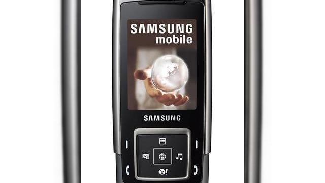 <b>Samsung lanseaza telefonul SGH-E950</b>Samsung tocmai a lansat stilatul SGH-E950 in Singapore, incorporand sistemul de control touch sensitive in locul unui pad directional, similar cu cel prezent la notebook-uri. Samsung afirma ca interfata dedicata utilizatorului folosita in cazul acestui...