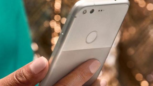 <b>Google Pixel și Pixel XL sunt listate de către operatorul canadian Bell; vedem și noi imagini</b>A mai rămas doar o zi până la evenimentul în care Google va prezenta oficial noile smartphone-uri Pixel și Pixel XL - modele ce vor adopta același design, dar și un pachet hardware similar. Vedem astăzi noi imagini oficiale pentru dispozitivele în cauză