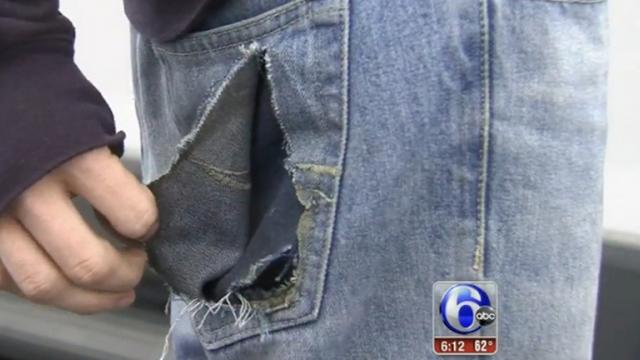 <b>Continuă exploziile de telefoane: un iPhone 6 Plus ar fi explodat în buzunarul unui student, lăsând o gaură mare într-o pereche de jeans</b>Aflăm astăzi detalii despre un nou incident ce implică explozia bateriei unui smartphone - de această dată fiind vorba despre un model iPhone 6 Plus aflat în buzunarul unui student. 