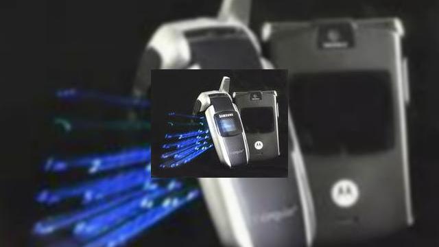 <b>Samsung decisa sa-i sufle locul doi in Semestrul 2 companiei Motorola</b>Samsung Electronics Co. Ltd. ar putea depasi compania Motorola Inc. in cota de piata pentru semestrul 2, conform previziunilor facute de analistul Ittai Kidron la CIBC. Schimbarea de cote ar fi remarcabila, de vreme ce in baza rezultatelor din 2006,...