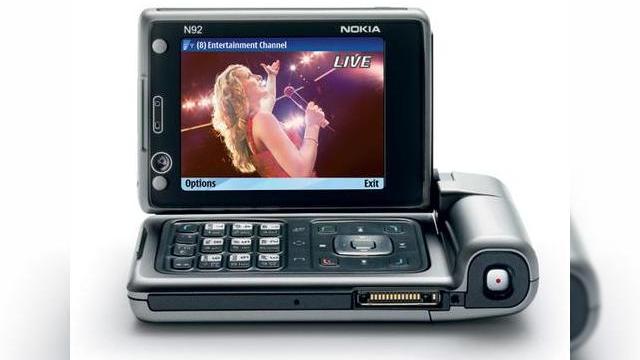 <b>Televiziunea mobila, urmatorul standard?</b>V-am mentionat intr-un articol anterior parerea specialistilor din industria mobila, care afirmau ca telefonul mobil poate fi considerat "al treilea ecran", dupa televizor si PC. Ei bine, vice presedintele sectiei video digitale si produse mobile din...