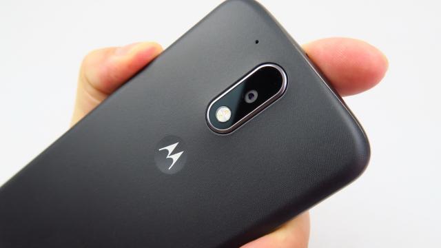 <b>Motorola Moto G4: Design robust, menit pentru buzunar</b>Moştenirea precedentelor modele Motorola nu a dispărut odată cu preluarea Moto de către Lenovo, astfel că faptul că Moto G4 aduce cu un Nexus 6 mai mic nu ar trebui să ne mire. Terminalul sta excelent în mână şi conform Moto e menit să stea perfect în..