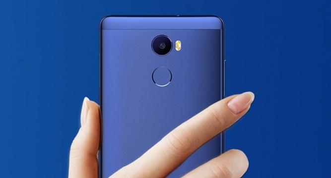 <b>Elephone C1 disponibil de astăzi la precomandă; costă doar 435 lei și vine cu display HD de 5.5 inch</b>Cei de la EverBuying.net au de astăzi un preț special pentru smartphone-ul Elephone C1 - terminal disponibil la precomandă pentru doar 435 lei. În schimbul sumei plătite vom beneficia de un handset cu display HD de 5.5 inch, procesor quad-core, 2 GB RAM