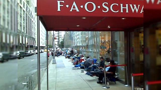 <b>Trairile lui Stewart Wolpin, in asteptatrea iPhone</b>In urmatoarele randuri, Stewart Wolpin (redactor blog.scifi.com) ne prezinta trairile personale legate de fenomenul iPhone, chiar din mijlocul celor care se ingramadesc astazi in fata magazinelor Apple si AT&T din SUA, pentru a intra in posesia gadgetului...