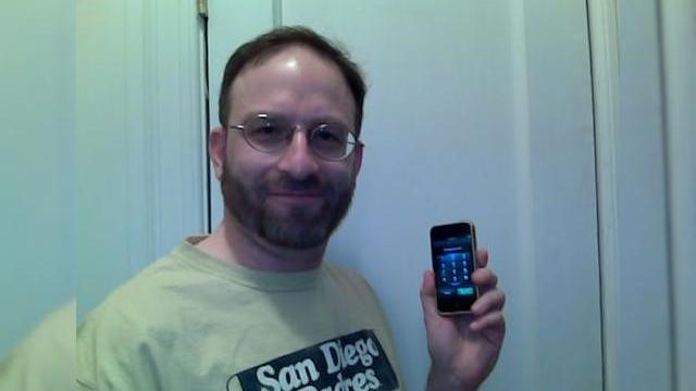 <b>13 ore de asteptare la coada pentru iPhone</b>Dupa ce v-am prezentat trairile lui Stewart Wolpin (redactor blog.scifi.com) in timp ce acesta astepta la coada pentru iPhone, in cadrul articolului "Trairile lui Stewart Wolpin, in asteptatrea iPhone", va putem acum prezenta la cald experienta...