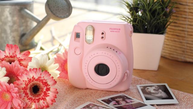 <b>Turul Magazinelor #31: Oferte foto gârlă şi aparate foto cu imprimare, e-reader pentru bunica</b>Nu mă las până nu îi iau bunicii un e-reader! Trebuie să treacă în epoca modernă şi zecile de kilograme de cărţi din bibliotecă, care sunt un pericol la cutremure ar sta mai bine într-o şcoală. Astfel, e cazul că buni' să treacă la un Kindle Paperwhite..