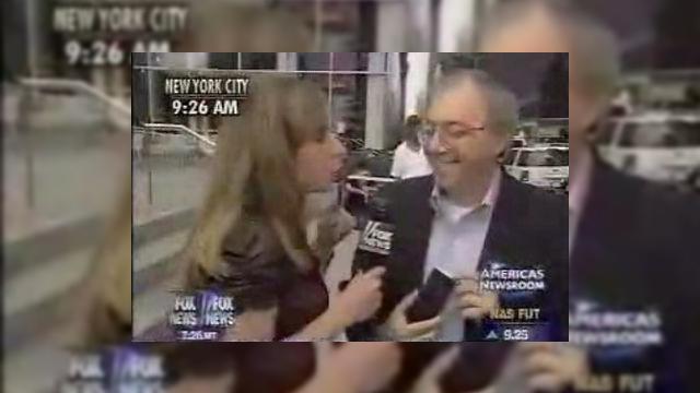 <b>Basescu versus iPhone - cum isi pierd jurnalistele uneltele de lucru</b>Nu se putea ca isteria iPhone sa nu dauneze unor reporteri, impiedicati sa isi desfasoare activitatea de catre fanii innebuniti de asteptare. Ne amintim cazul presedintelui Basescu si al reporteritei care si-a "pierdut" telefonul, "imprumutat" de catre...