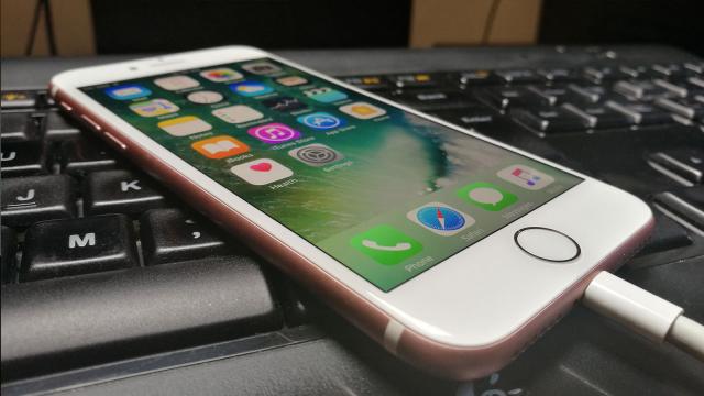 <b>Mobicast 137: Videocast și podcast Mobilissimo.ro despre lansarea telefoanelor Google Pixel, debutul local al lui ASUS ZenFone 3, OnePlus 3 şi iPhone 7 în teste</b>Dacă e weekend ploios, apoi să faceţi bine şi să staţi în casă, savurând fie un film pe Netflix, fie Mobicast-ul nostru, ajuns la ediţia 137. În acest videocast am fost ocupaţi cu subiecte calde, precum debutul telefoanelor Google Pixel, lansarea locală..