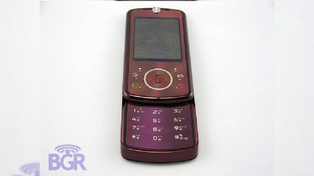 <b>Poze secrete cu Motorola Z9</b>Redactorii site-ului Boy Genius Report au fost destul de norocosi incat sa puna mana pe unul dintre prototipurile Motorola Z9, cel mai nou slider al celebrului producator. Iata si imaginea, in premiera, cu ravnitul terminal: Motorola a renuntat la...