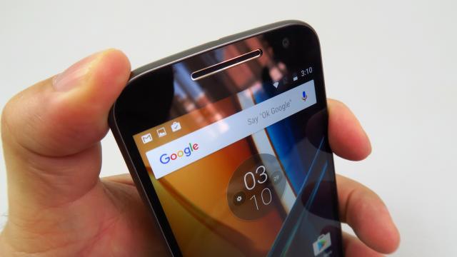 <b>Motorola Moto G4: Multimedia cu volum ridicat, egalizator uşor personalizat</b>Motorola Moto G4 are o integrare interesantă şi atipică a difuzorului, care e unul şi acelaşi cu earpiece-ul pentru convorbiri. Vine fără căşti la pachet, iar Play Music este playerul pe care l-am folosit pentru a savura muzica