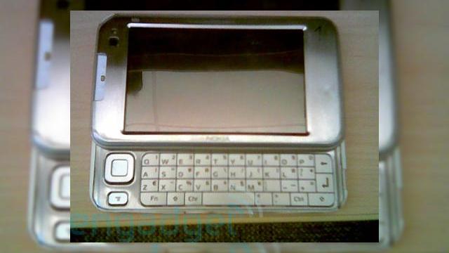 <b>Fotografie spion cu Nokia N900 (sau N99), succesor al N800</b>Cand tocmai ne bucuram de calmul post-iPhone, iata ca apele sunt din nou agitate de un spy shot, ce prezinta succesorul Internet Tabletului Nokia N800: Dupa cum puteti observa si in imaginea de mai sus, producatorul finlandez a ascultat doleantele...