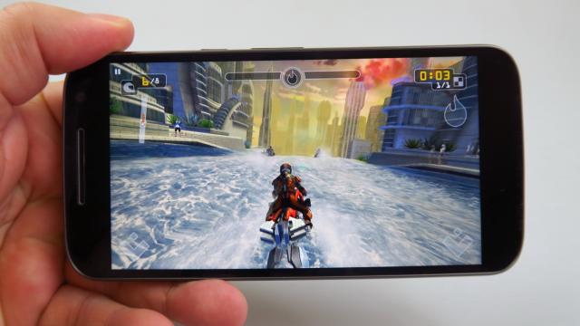 <b>Motorola Moto G4: Benchmark-uri peste câteva modele galonate, salt mic la Celsius</b>Motorola Moto G4 are un procesor Snapdragon 617, fals identificat de CPU Z ca un Snapdragon 615, pentru că primul e varianta mai nouă a celui de-al doilea. Avem de-a face cu o unitate octa core de 1.5 GHz, pusă la treabă în tandem cu 2 GB RAM şi GPU..