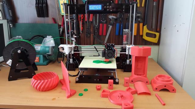 <b>Turul Magazinelor #36: Xbox One la preţ unic, smartwatch Huawei elegant la reducere, imprimantă 3D cu discount</b>Imprimantele 3D sunt o idee bună dacă vrei să începi o afacere, fie ea de machete şi mulaje, sau figurine şi cam orice jucărie confecționabilă îţi poţi imagina. Faptul că şi aceste device-uri au început să fie accesibile ne intrigă, de aceea am inclus..