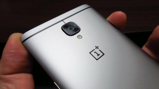 <b>OnePlus 3: Design plăcut privirii, atingerii, tuturor simţurilor</b>OnePlus 2 a fost masiv, butucănos şi avea o textură gen mocheta în spate. OnePlus 3 e din altă lume, propunând un design slim, metalic şi unibody, ce pare a împrumuta elemente de la HTC One M9 şi Huawei Mate S, doar că puse în practică mai bine