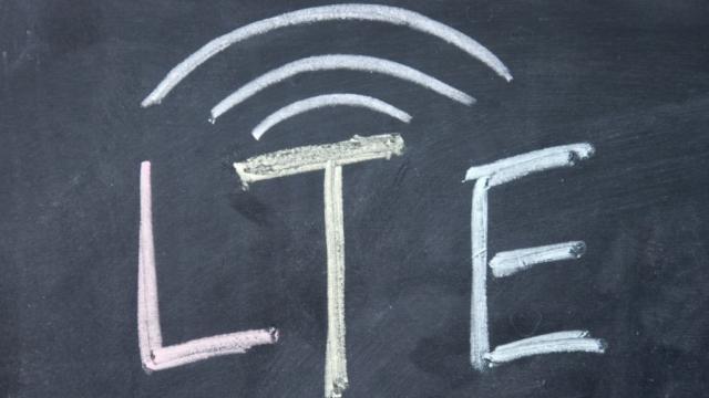 <b>Evoluţia accelerată a adopţiei 4G semnalată de cel mai nou raport ANCOM; În România există 14.8 milioane de conexiuni în bandă largă</b>Cel mai nou studiu realizat de către ANCOM pe piața din România ne dezvăluie faptul că adopția 4G are parte de o evoluție accelerată la ora actuală. Aflăm că în primele 6 luni din 2016, rata de penetrare a internetului mobil în țară a fost de 95%