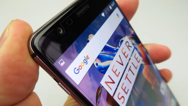 <b>OnePlus 3: Display cu muchii ultra înguste, redare video excelentă</b>Pentru că OnePlus 3 nu putea să vină cu un panou AMOLED şi atât că tot telefonul de rând, OnePlus i-au contractat pe cei de la Samsung pentru a le produce un panou special "Optic AMOLED", aparent. Rezultatul este un display Full HD de 5.5 inch, cu muchie 