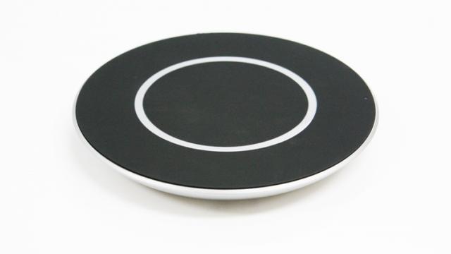 <b>LG lansează un încărcător wireless de 15W, care încarcă terminalele de 3 ori mai rapid: Quick Wireless Charging Pad</b>Sud-coreenii de la LG anunță astăzi lansarea lui LG Quick Wireless Charging Pad - un încărcător wireless de forma unui pad ce promite încărcarea smartphone-urilor foarte foarte rapid. Ni se oferă o putere de încărcare de 15W în cazul de față, iar în cazul