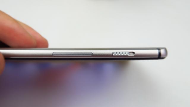 <b>OnePlus 3: Baterie solidă având în vedere grosimea, fără recorduri doborâte</b>OnePlus 3 se prezintă la interogatoriu raportând o baterie de 3000 mAh, ceea ce pe hârtie înseamnă o scădere de capacitate faţă de cei 3300 mAh ai lui OnePlus 2. La pachet primim şi aşa numitul Dash Charger, un încărcător de 5V/4A, care în 30 de minute..