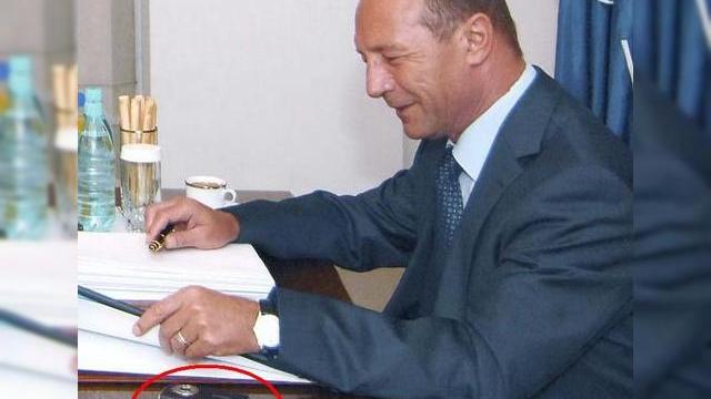 <b>Telefonul lui Basescu - Nokia N95, domnule!</b>Un lucru e sigur, presedintele Romaniei se respecta cand vine vorba de telefonul sau mobil, dupa cum am aflat aruncand o privire pe site-ul http://www.telefonie-mobila.ro/. Iata si imaginea "incriminatoare" (preluata de pe blogul jurnalistului Cristian...
