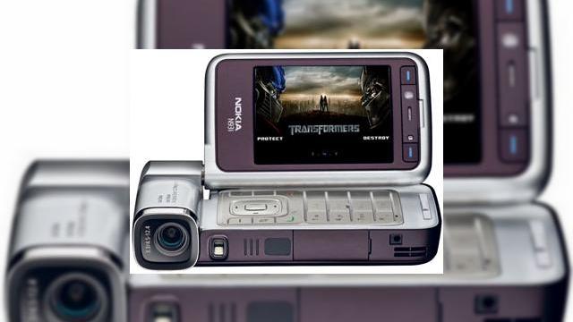 <b>Nokia N93i editia Transformers</b>Se pare ca filmul Transformers s-a dovedit a fi un blockbuster, de vreme ce numeroase gadgeturi poarta logo-ul Autobotilor. Nokia nu putea face exceptie si iata ca vom vedea un Nokia N93i, editia Transformers lansat in cel de-al treilea sfert al acestui...