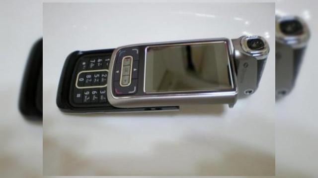 <b>Telefonul 3G CECT K898</b>Se pare ca telefonul Cect K898, care soseste tocmai din China, va fi un handset 3G. Ne putem da seama de acest feature, datorita prezentei a 2 camere incluse in terminal, dupa cum puteti vedea si dumnevoastra in imaginea urmatoare: Nu avem de-a face cu un...