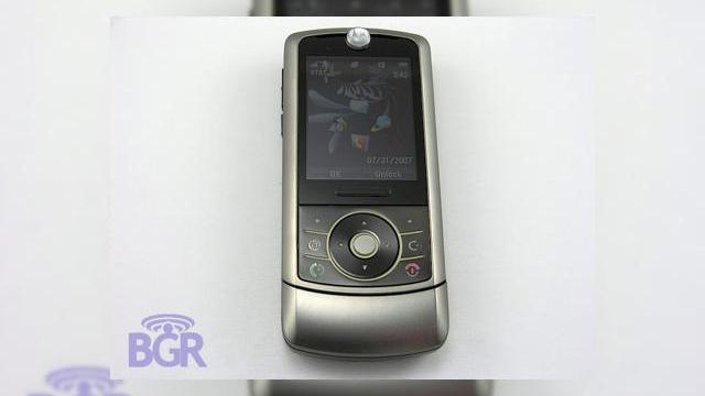 <b>Motorola Marco, Z3 cu WiFi</b>Cel mai nou slider produs de Motorola a devenit subiectul preferat al presei de specialitate, deoarece imaginile care prezinta terminalul tocmai au fost lansate. &nbsp; Marco este acelasi slider MOTORIZR Z, dotat cu GSM\EDGE si o camera de 2 megapixeli,...