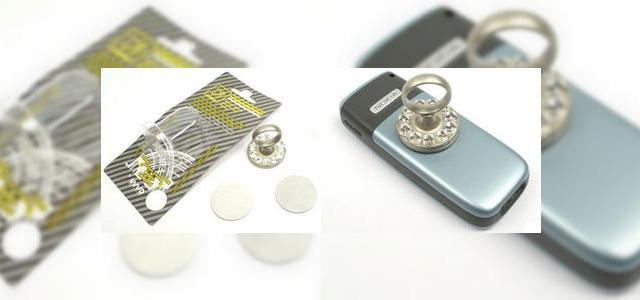 <b>"Ti-am dat un inel"... cu Nokia N95</b>Daca ati dorit vreodata sa purtati telefonul mobil sub forma de inel pe unul dintre degete (cine doreste asa ceva?!) acum puteti cumpara un astfel de inel. Ciudata inventie este compusa din 2 parti: una dintre ele se lipeste de telefon si se ataseaza...