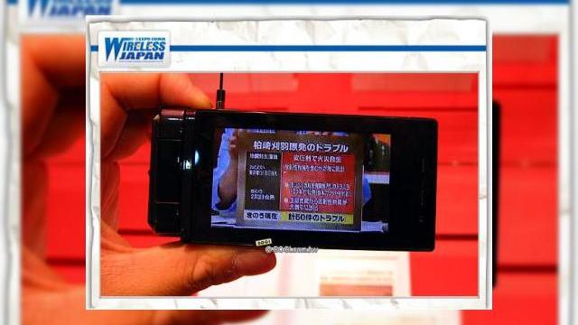 <b>Telefon Bravia de la Sony Ericsson</b>Cei de la Sony sunt binecunoscuti pentru linia de televizoare dotate cu LCD Bravia, astfel ca nu suntem surprinsi sa vedem tehnologia folosita pentru producerea acestora inclusa intr-un telefon. Iata-l pe SO903iTV in imaginea urmatoare: Acest handset...