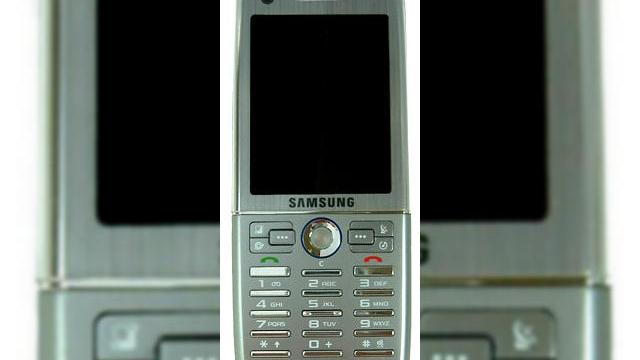 <b>Samsung i550, smartphone dotat cu GPS</b>Samsung bate record dupa record cu lansarile sale si, dupa ce ne revenisem din "socul" cauzat de anuntarea superbului G800, dotat cu o camera de 5 megapixeli, iata ca-l privim in imaginea urmatoare pe i550, un smartphone care incorporeaza un sistem de...